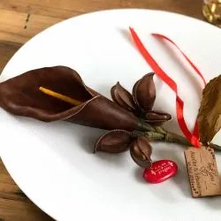 Arum sur tige porte Dragées - Chocolat
